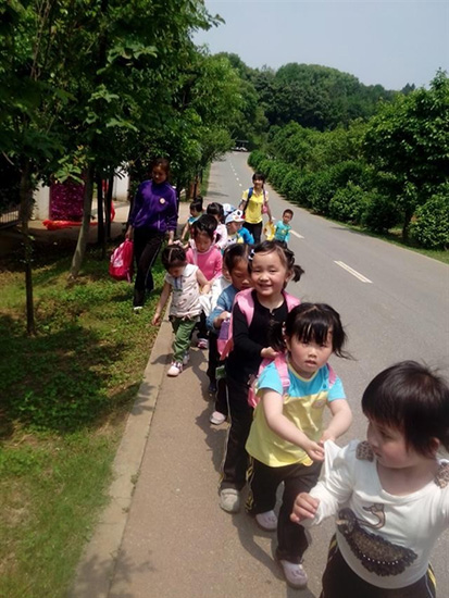 北京大風(fēng)車長(zhǎng)房西郡幼兒園組織戶外踏青—尋找春天足跡